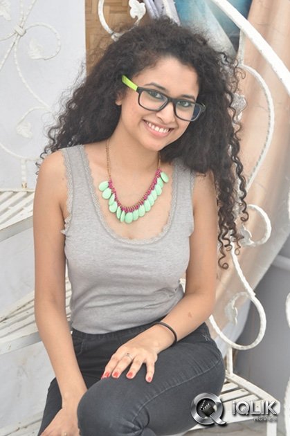 Soumya-Sukumar-at-Pora-Pove-Movie-Success-Meet